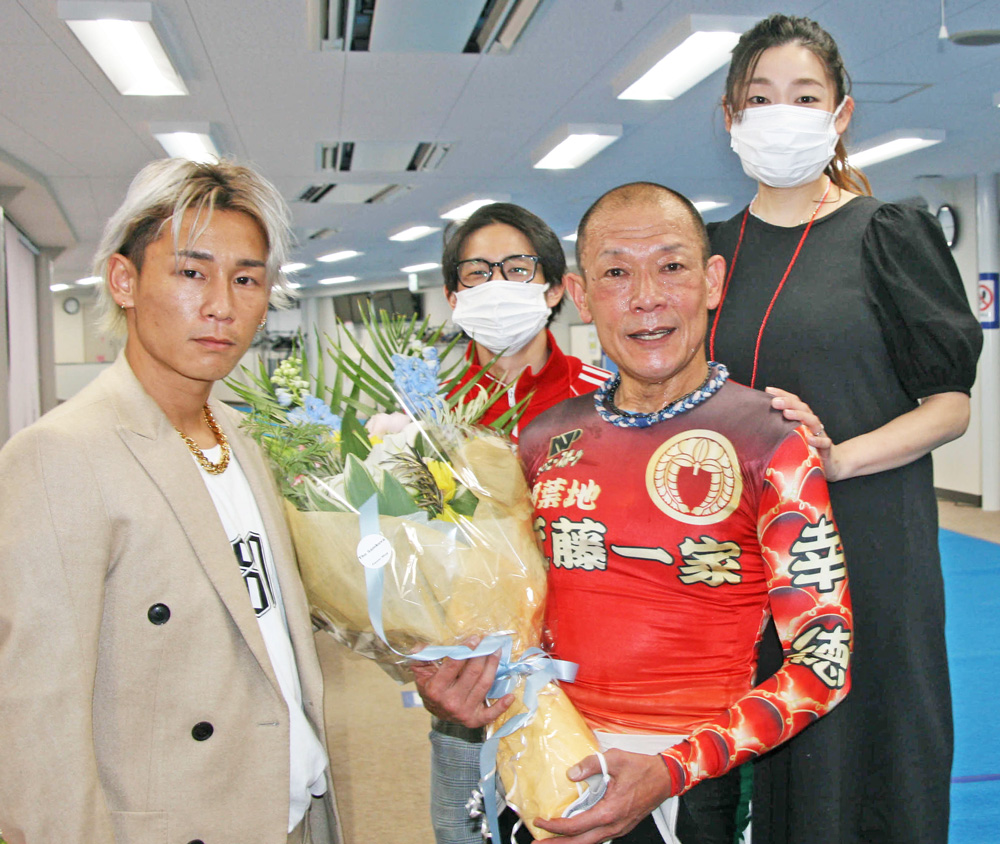 ラストランを終え家族から花束を受け取りねぎらわれる近藤幸徳（中央）。左は3男の龍徳選手（撮影・秋山正則）