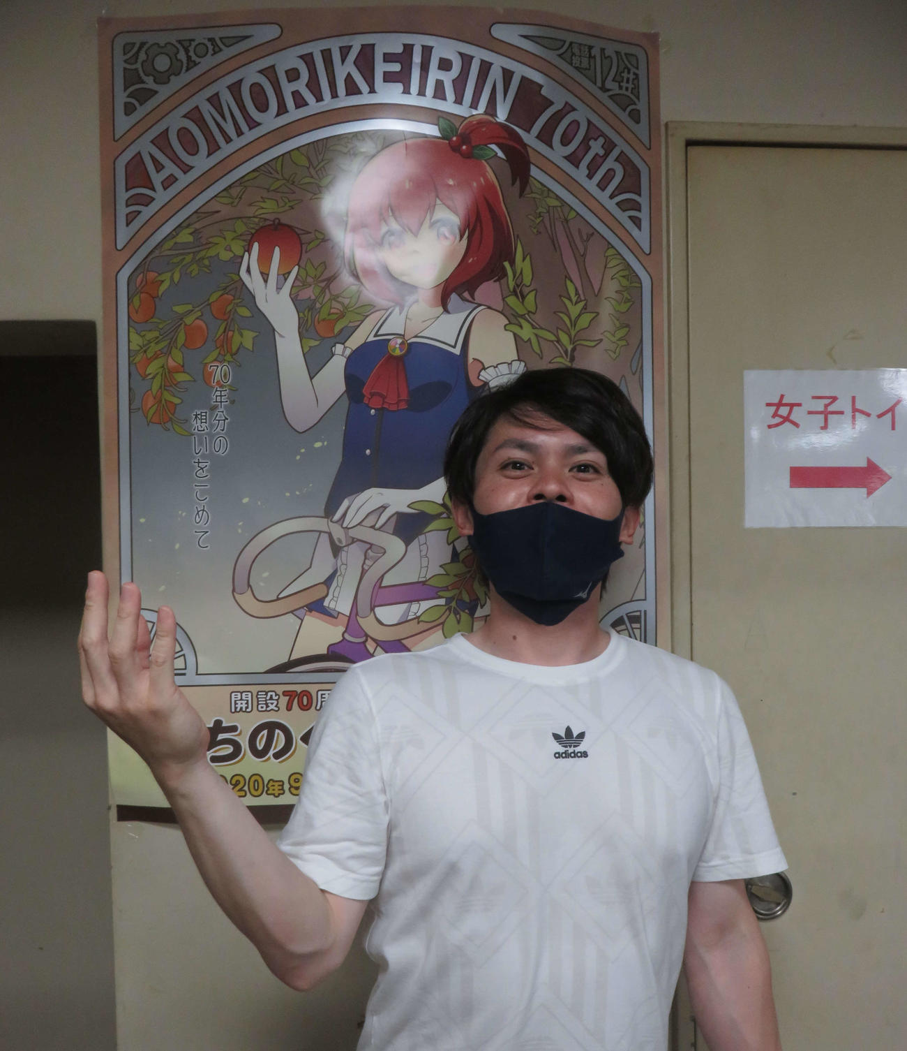青森競輪のマスコットキャラクター「もりんちゃん」と同じポーズを取る勝谷勝治（撮影・栗田文人）