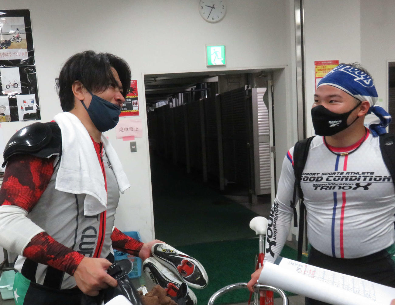 小林大能（左）が吉田有希とレースを振り返る（撮影・野島成浩）