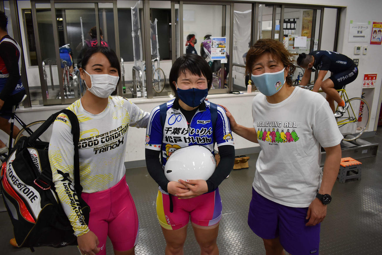 刈込奈那(中央)は憧れの奥井迪(右)にねぎらわれて感無量。左は久米詩