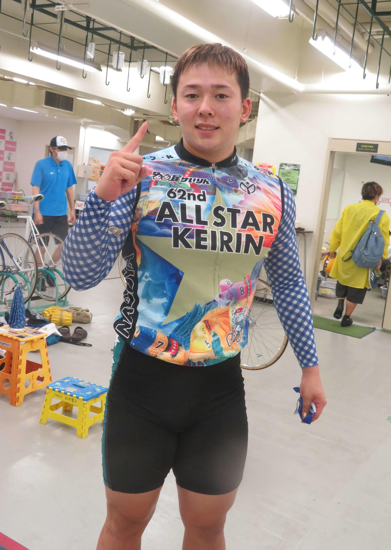 予選連勝を飾り、1着ポーズで喜んだ牛田樹希斗