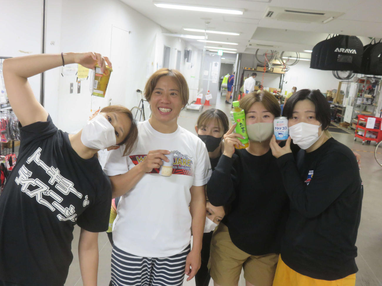 加藤舞（右から2日目）は（左から）関口美穂、加瀬加奈子、青木美優、石井寛子、増茂るること記念撮影