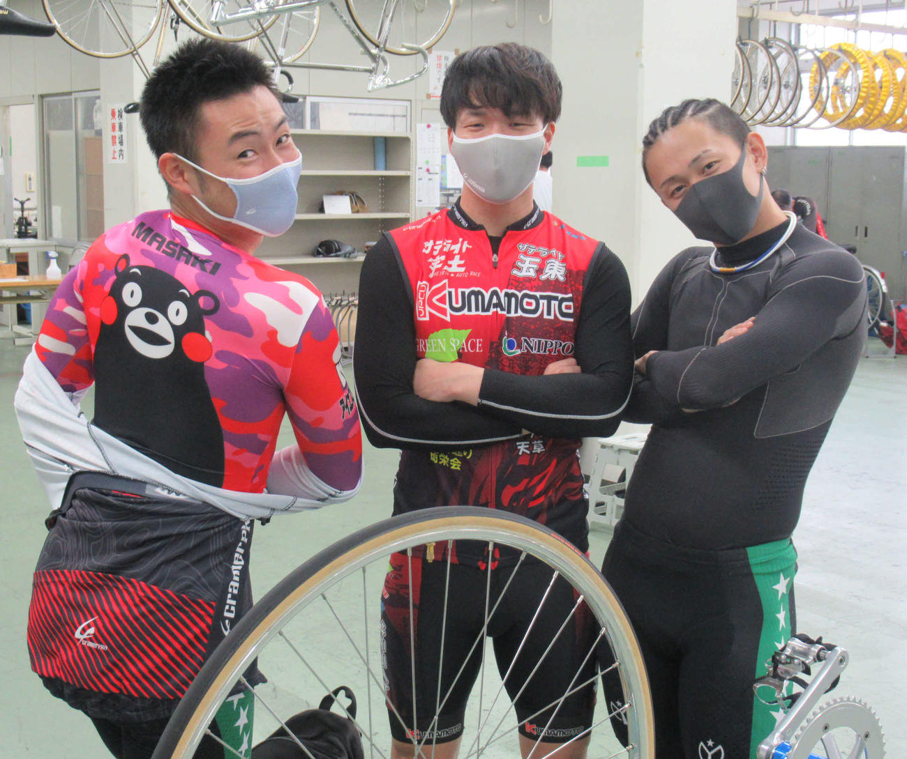 久々の復帰戦となる小浦凪（右）は、熊本の同期緒方将樹（左）、山川奨太（中）とポーズを決める（撮影・岡田晋）