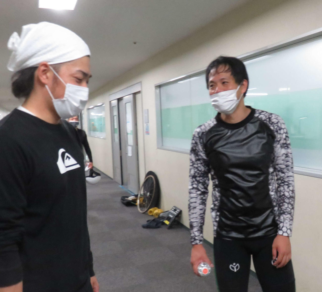 渡辺福太郎（右）が藤本龍也と健闘をたたえ合う（撮影・野島成浩）