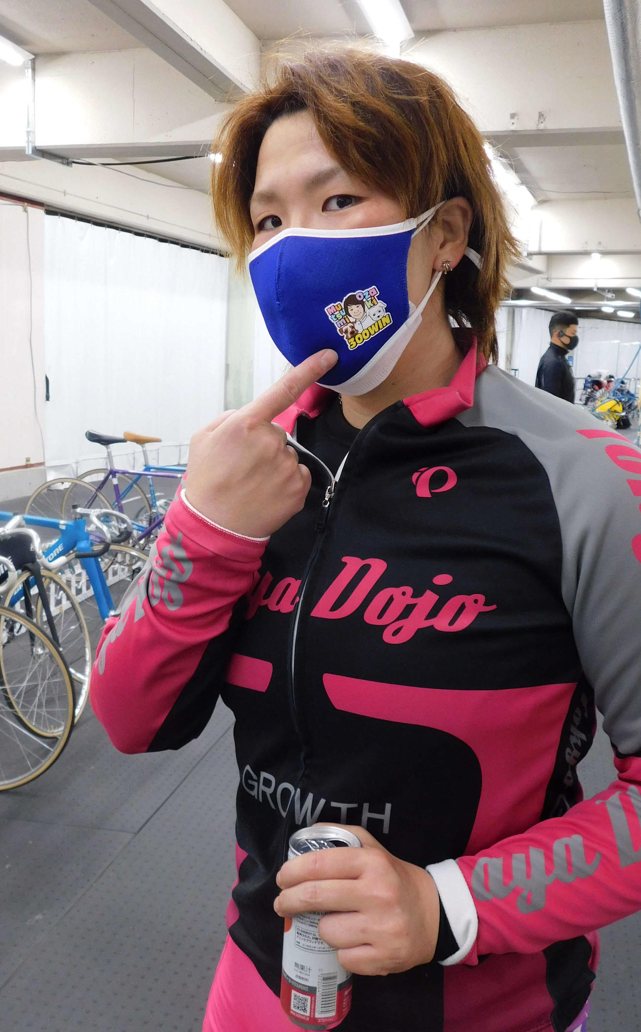 決勝進出を決めた加藤恵が尾崎睦の通算300勝記念マスクを指さす