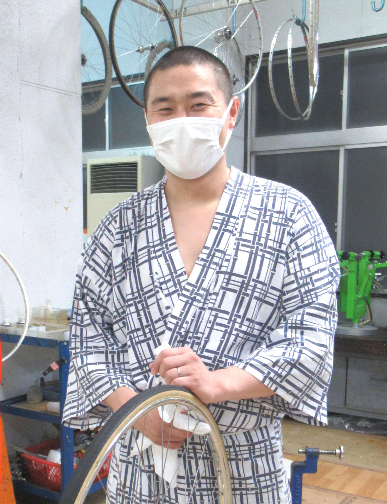初日快勝の鶴良生はお風呂で疲れを取りリラックスして自転車を整備（撮影・山田敏明）