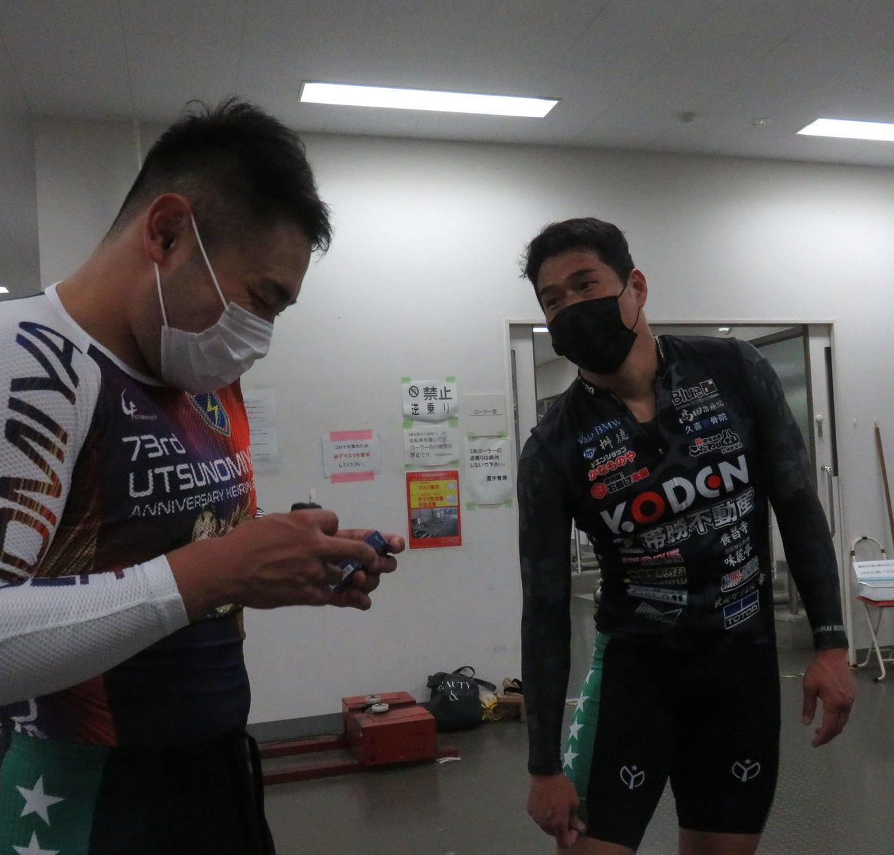 小田倉勇二（右）が栃木の後輩・安達隆己を励ます（撮影・野島成浩）
