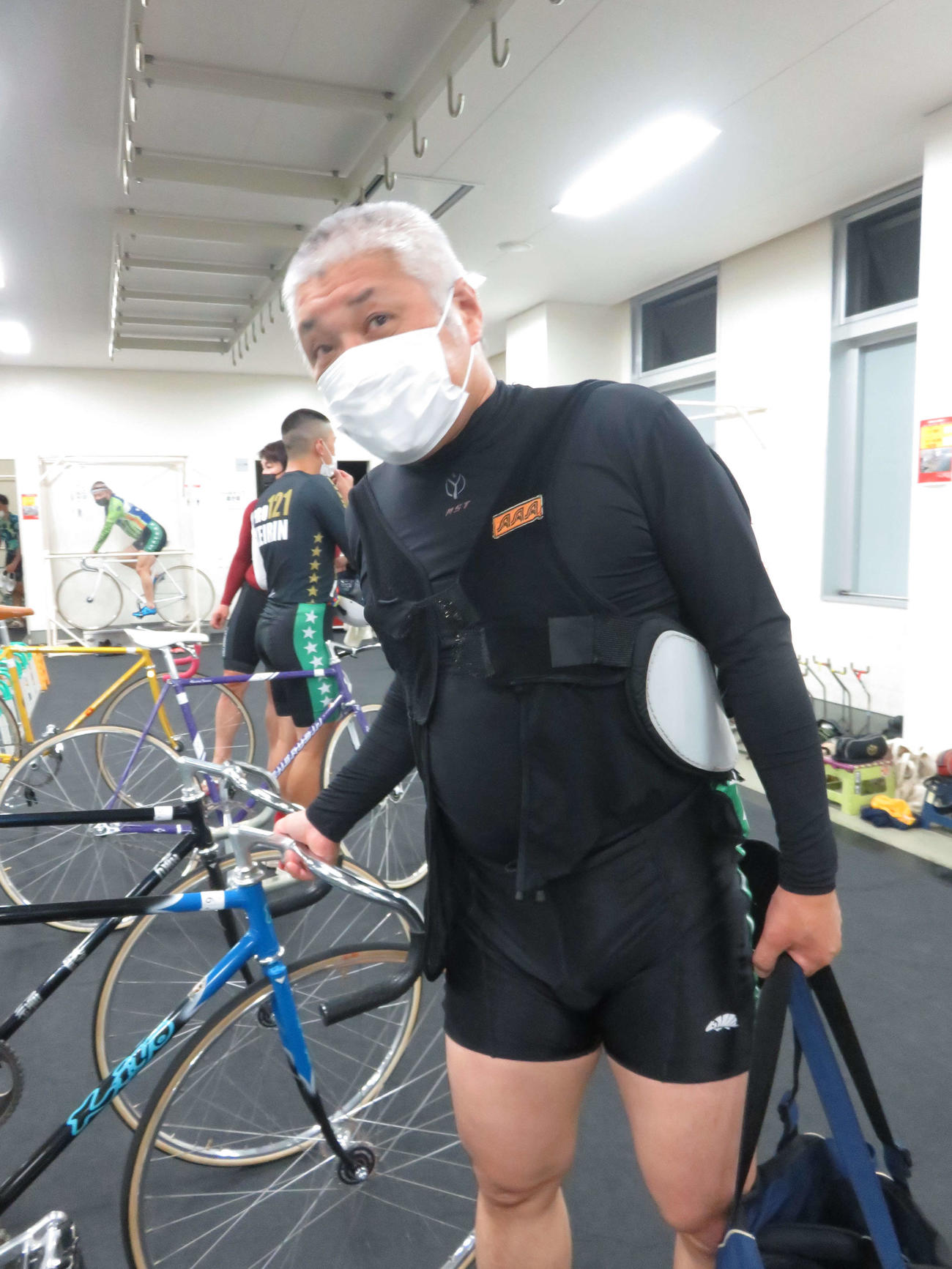 執念の3番手追い上げに成功し満足げな地元の佐藤隆二