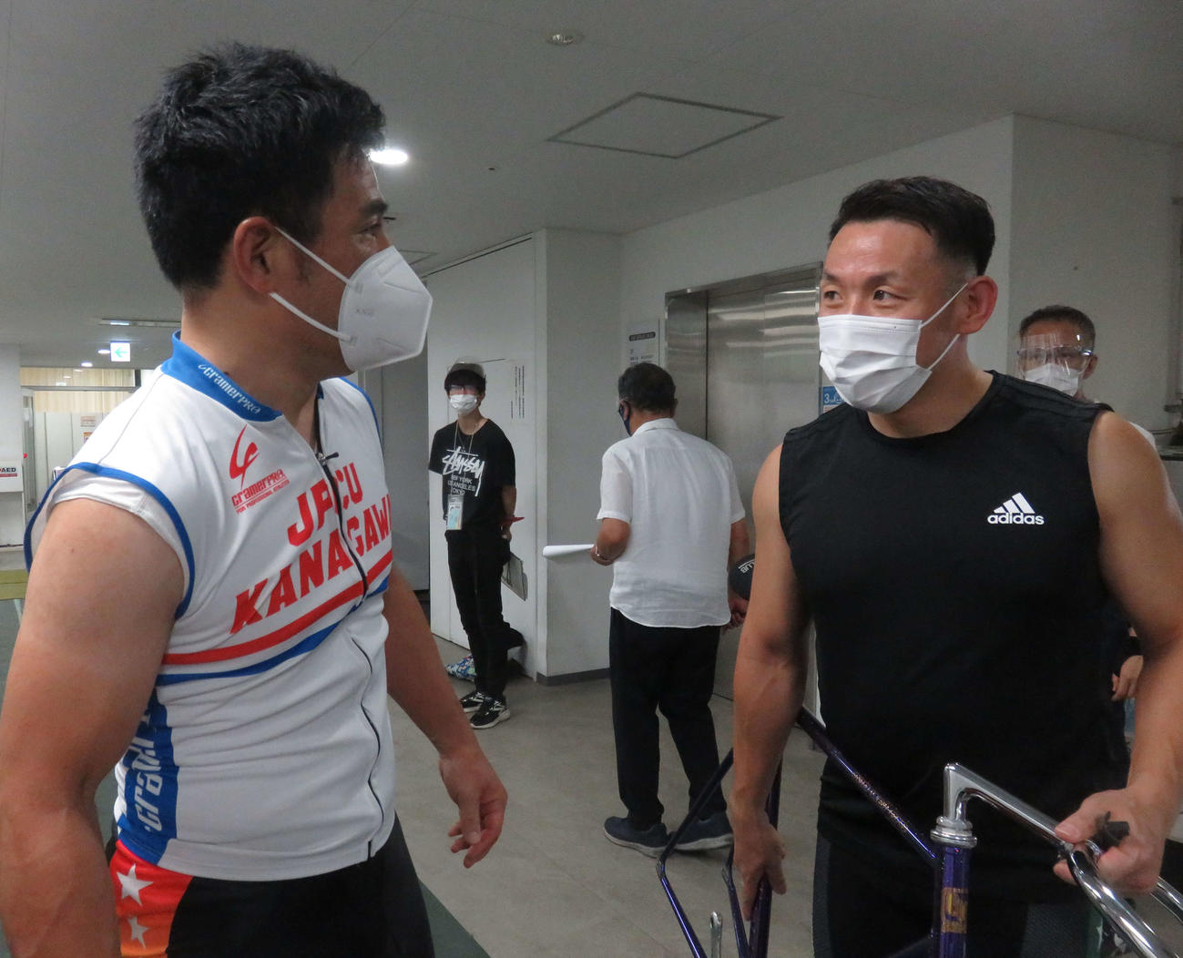 宇都宮競輪　川口直人（左）が佐山寛明と連係のあいさつを交わす（撮影・野島成浩）