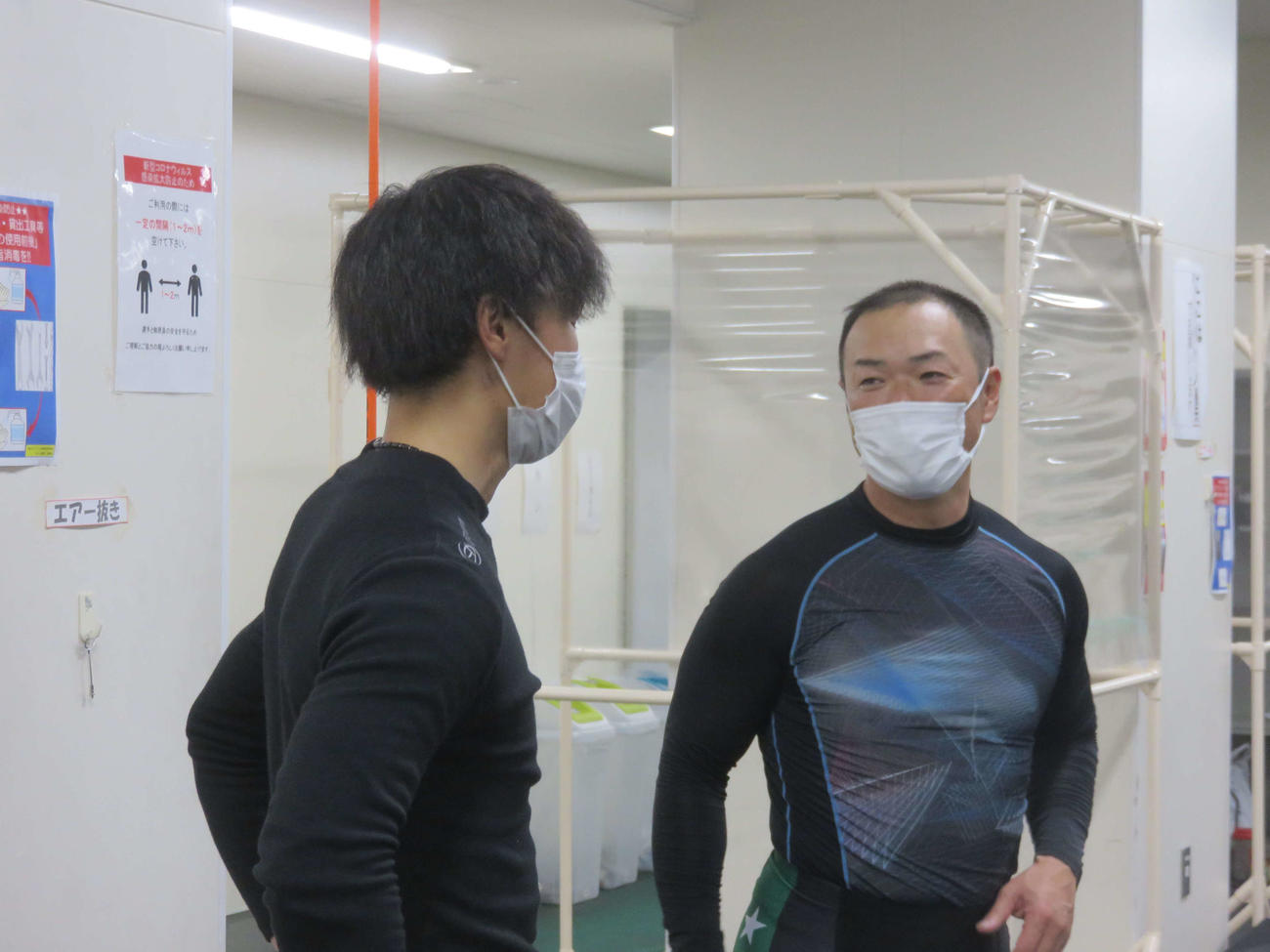 相沢政宏（右）は板垣昴とレースを振り返る