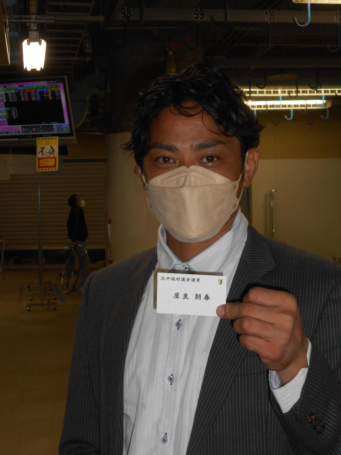 特選9R、村会議員の名刺を手に、選手としての更なる飛躍を約束の屋良朝春
