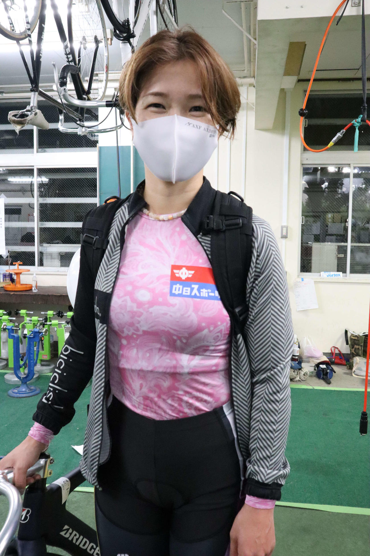 予2・1Rに向けて修正を施す長沢彩（撮影・音無剛）