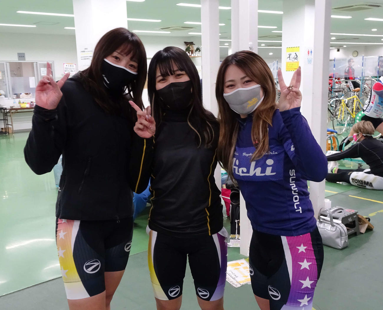 豊橋競輪　3年ぶりに初日勝利を飾った川嶋百香（中）、左は2着の南円佳、右は3着の鈴木樹里