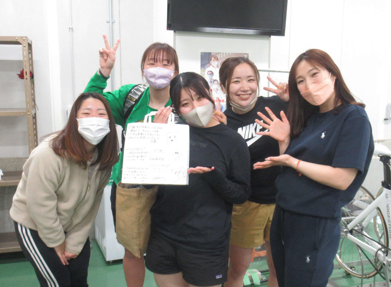 鈴木彩夏（前列中央）がサプライズの誕生日プレゼントを喜んだ（撮影・山田敏明）