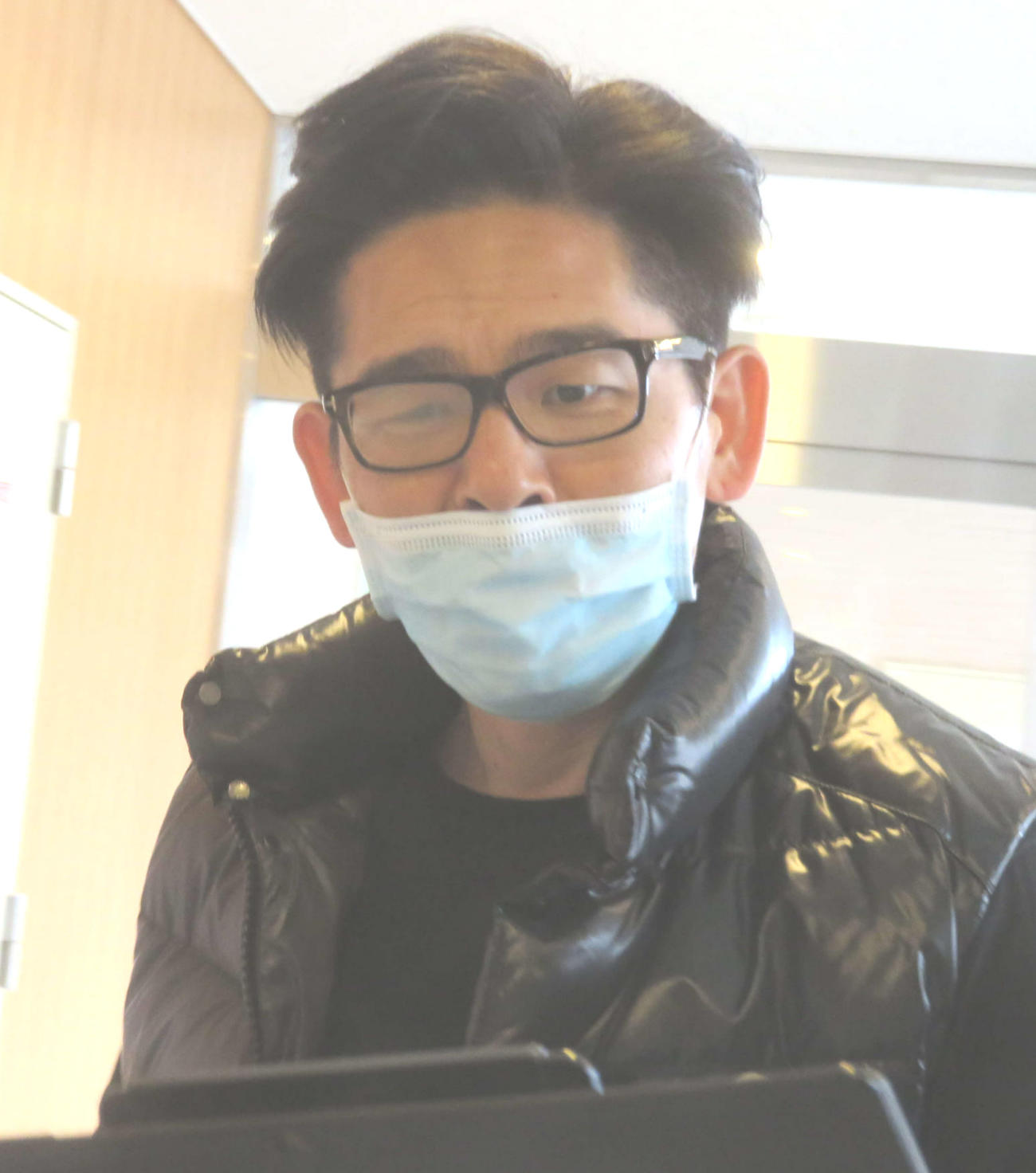 植草亮介は慌てた様子で番組を確認