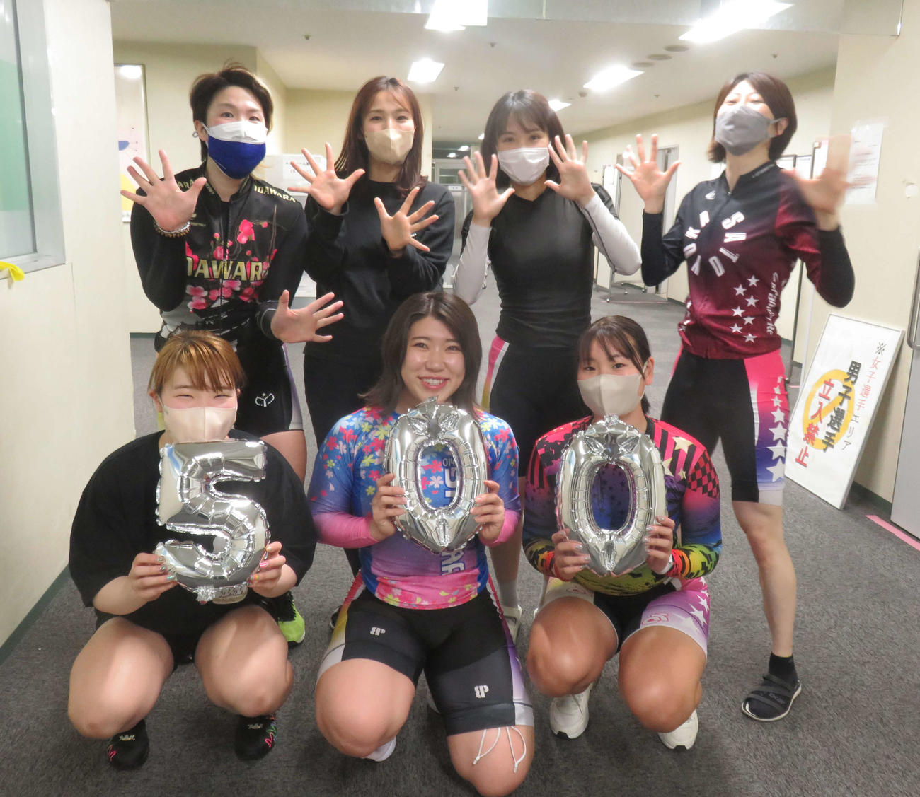通算500勝を決め、選手仲間らに祝福される山原さくら（前列中）（撮影・栗田文人）