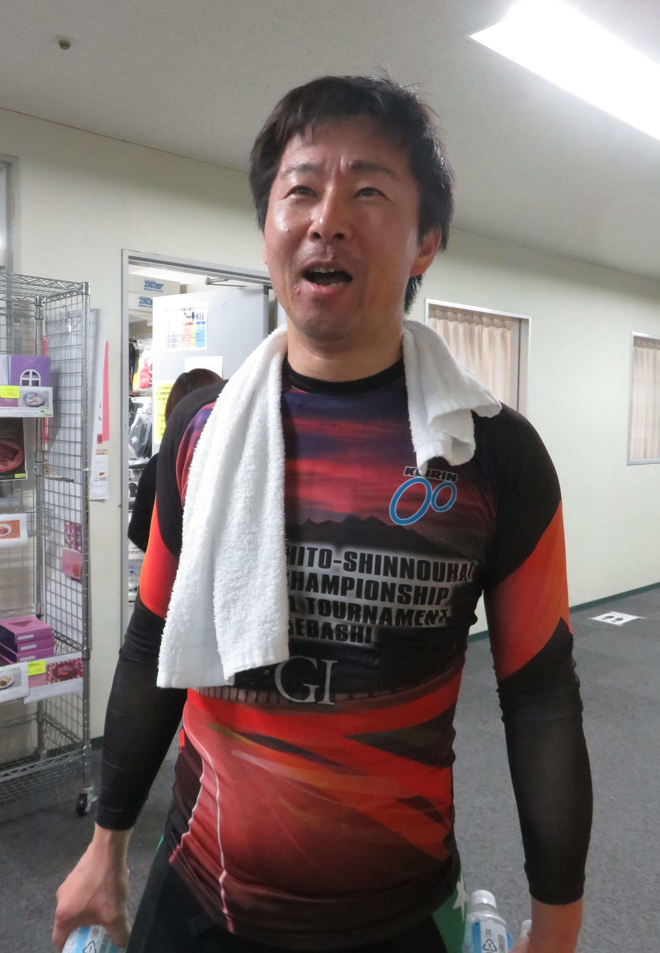 ホームで息を吹き返す高橋由記（撮影・野島成浩）