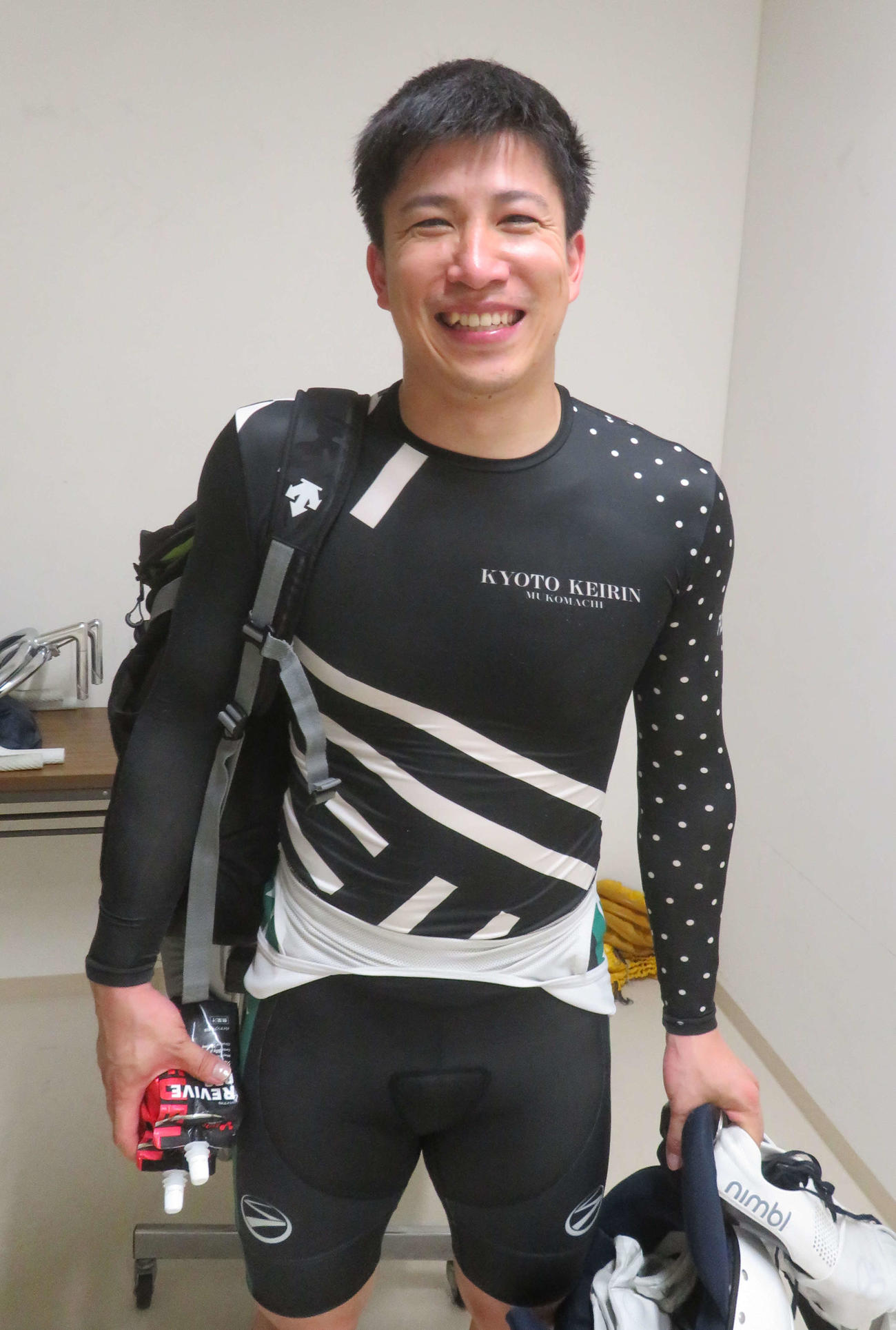 逃げ切り勝ちに笑顔を見せる佐野洋継