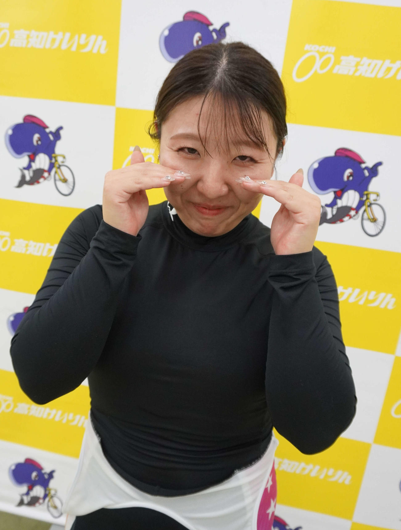 「売れない1番車」と自虐ネタで笑わせる鈴木彩夏