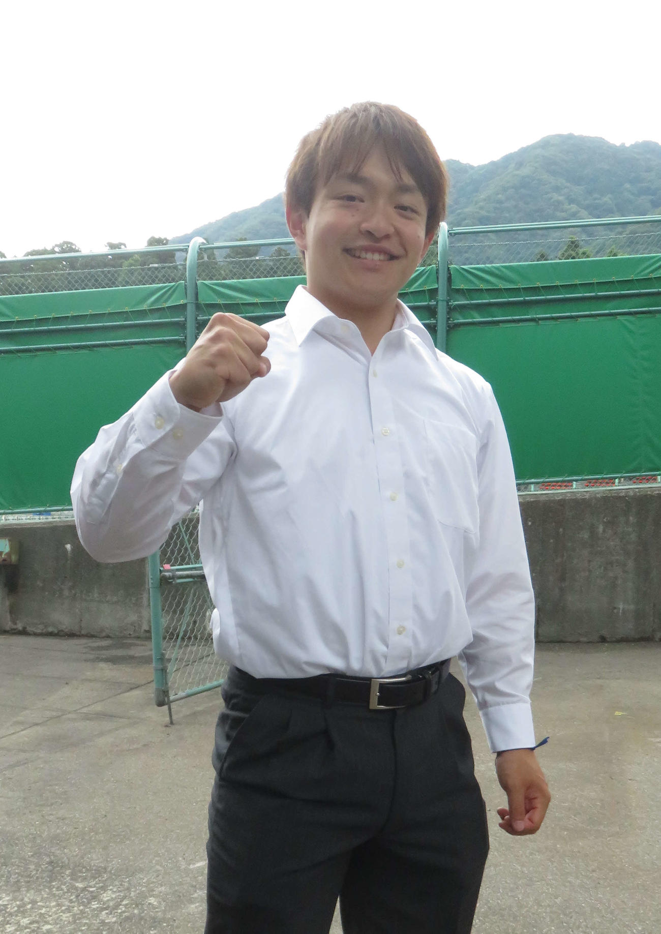 弥彦山を背にして力走を誓う牧田悠生