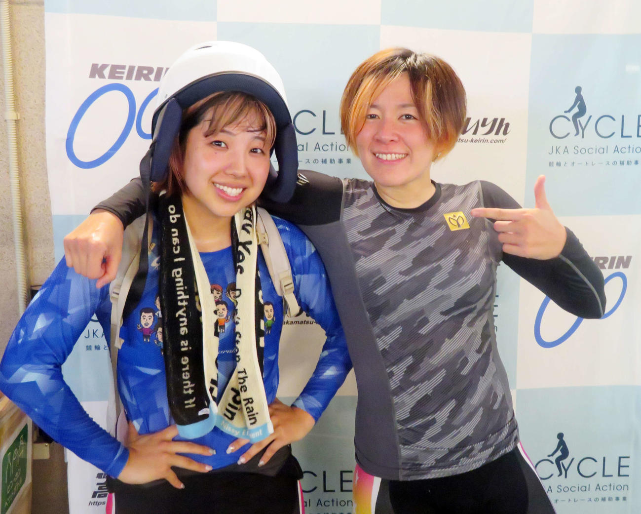 山口真未（右）は自力ライバルの岩崎ゆみこと健闘を誓い合った