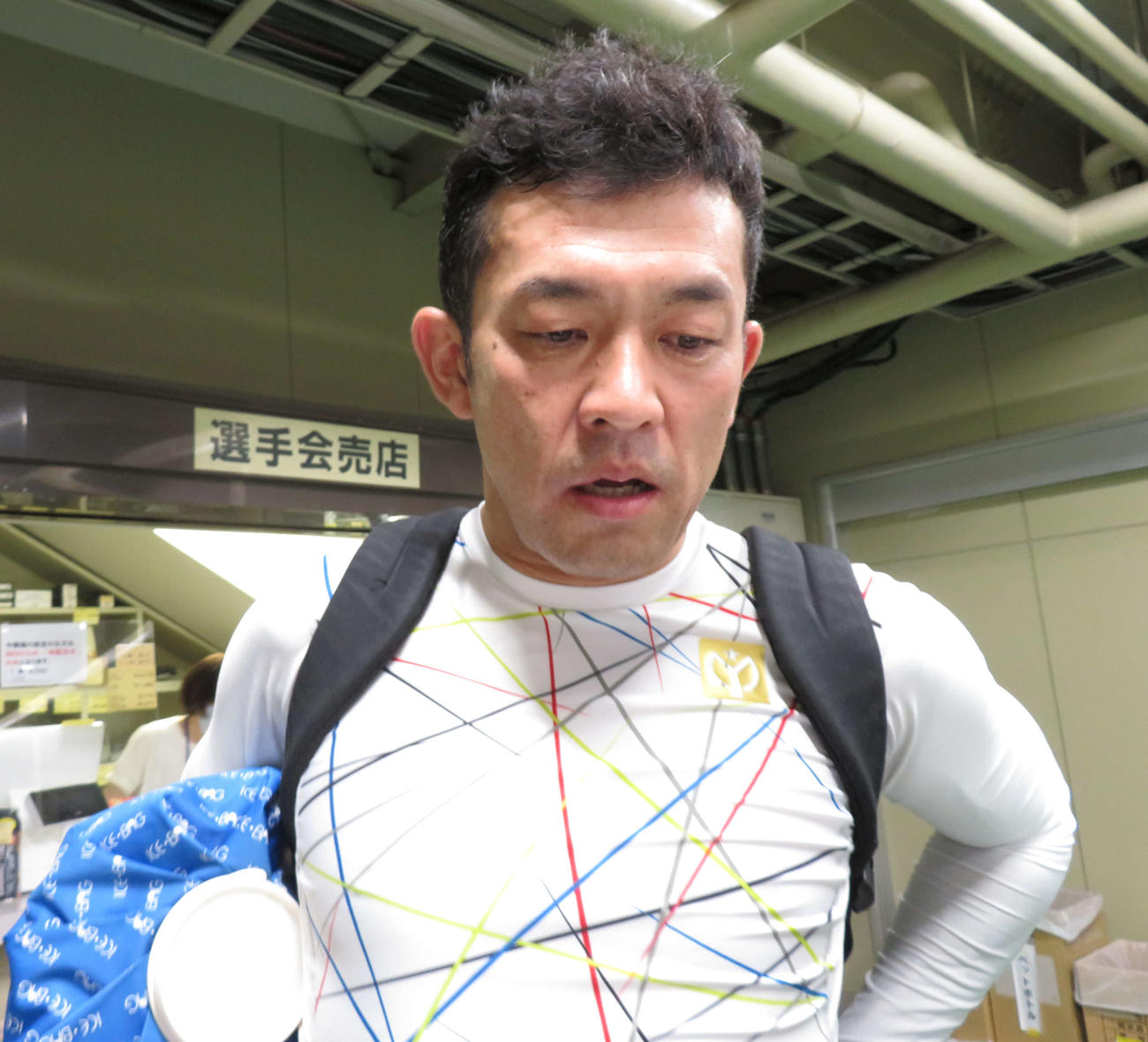 決勝メンバーを見ながら、策を練るベテラン児玉慎一郎（撮影・栗田文人）