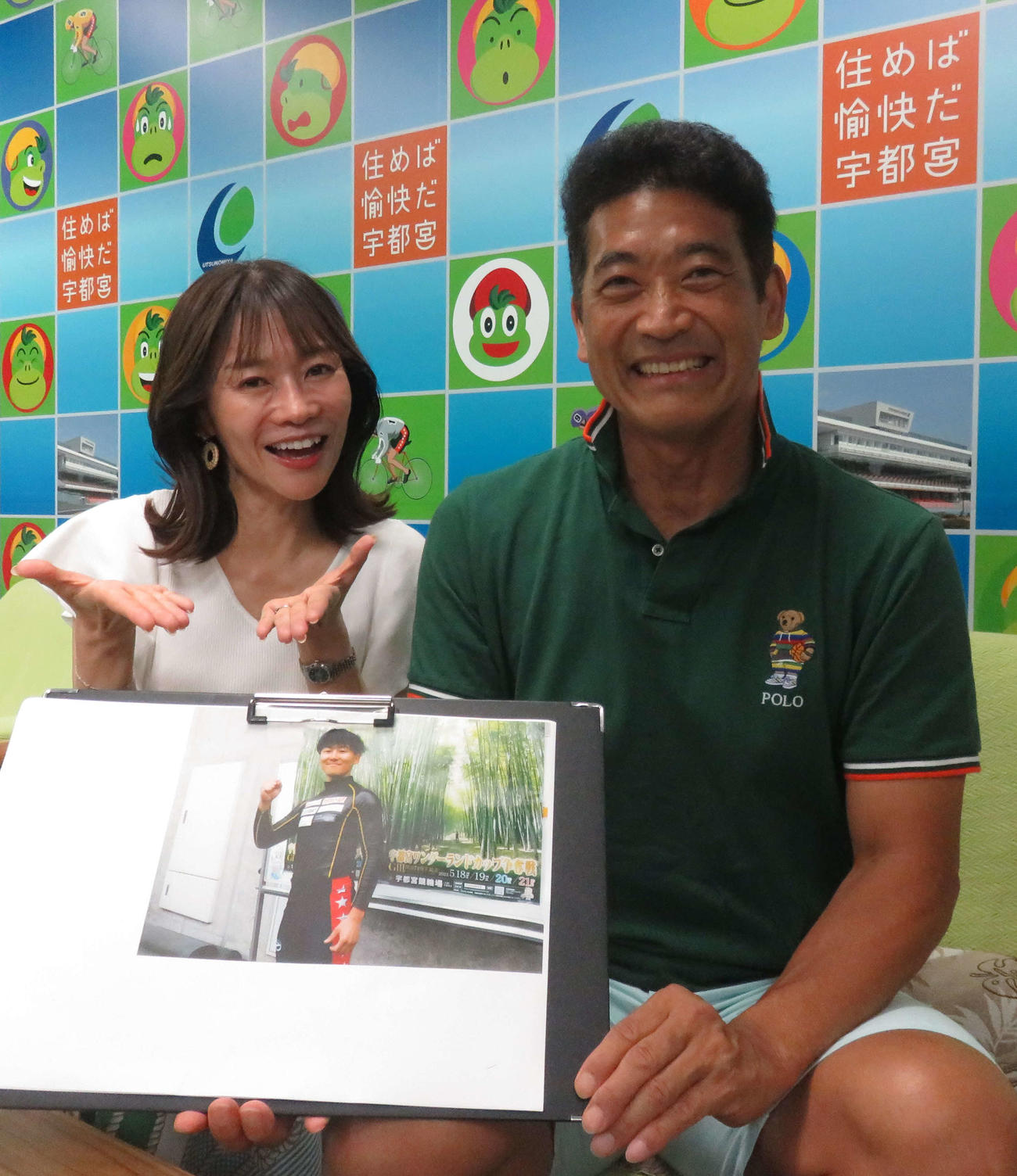 宇都宮競輪　神山雄一郎（右）が真杉匠の画像ボードを持って取材に応じる（撮影・野島成浩）