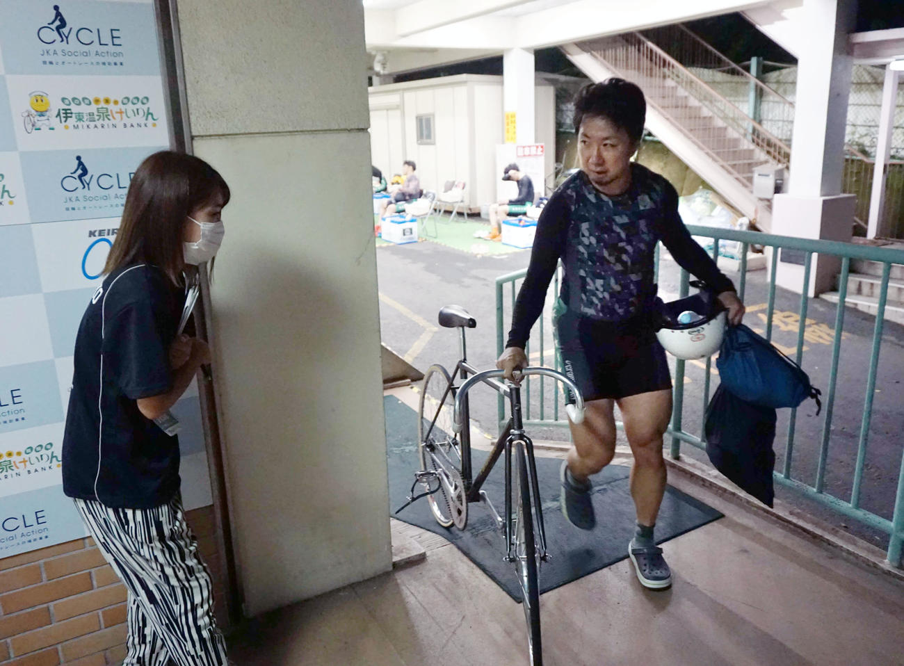 小川達也（右）は突然の妹（美咲さん）の取材にびっくり