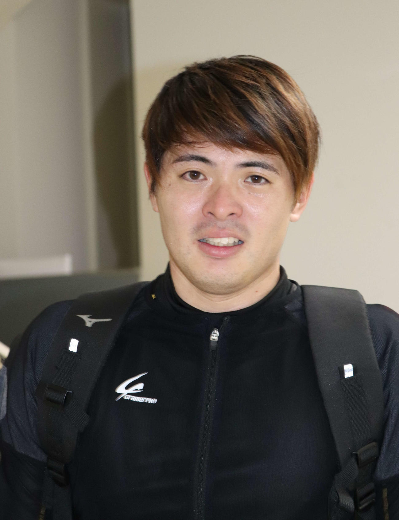 デビュー初白星を狙い奮闘するルーキー日吉克実（撮影・神田成史）