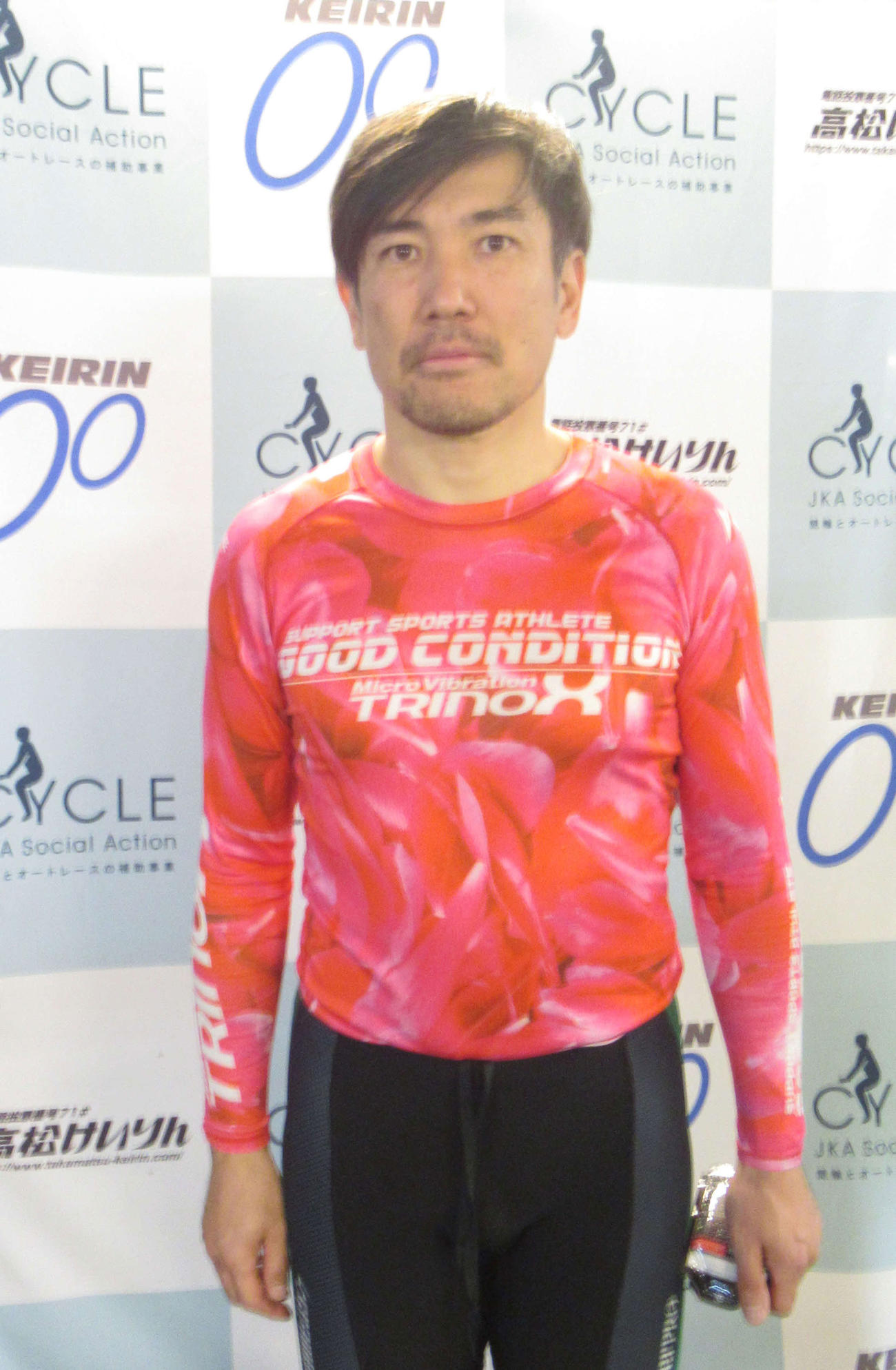 決勝は連勝で勝ち上がった岡本英之から目が離せない（撮影・山田敏明）