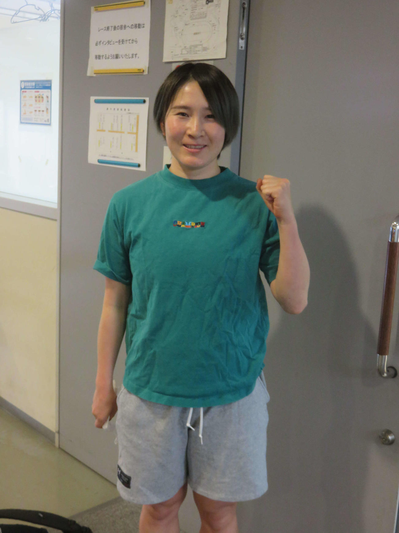 枝光美奈はTシャツ短パン姿で検車場入り