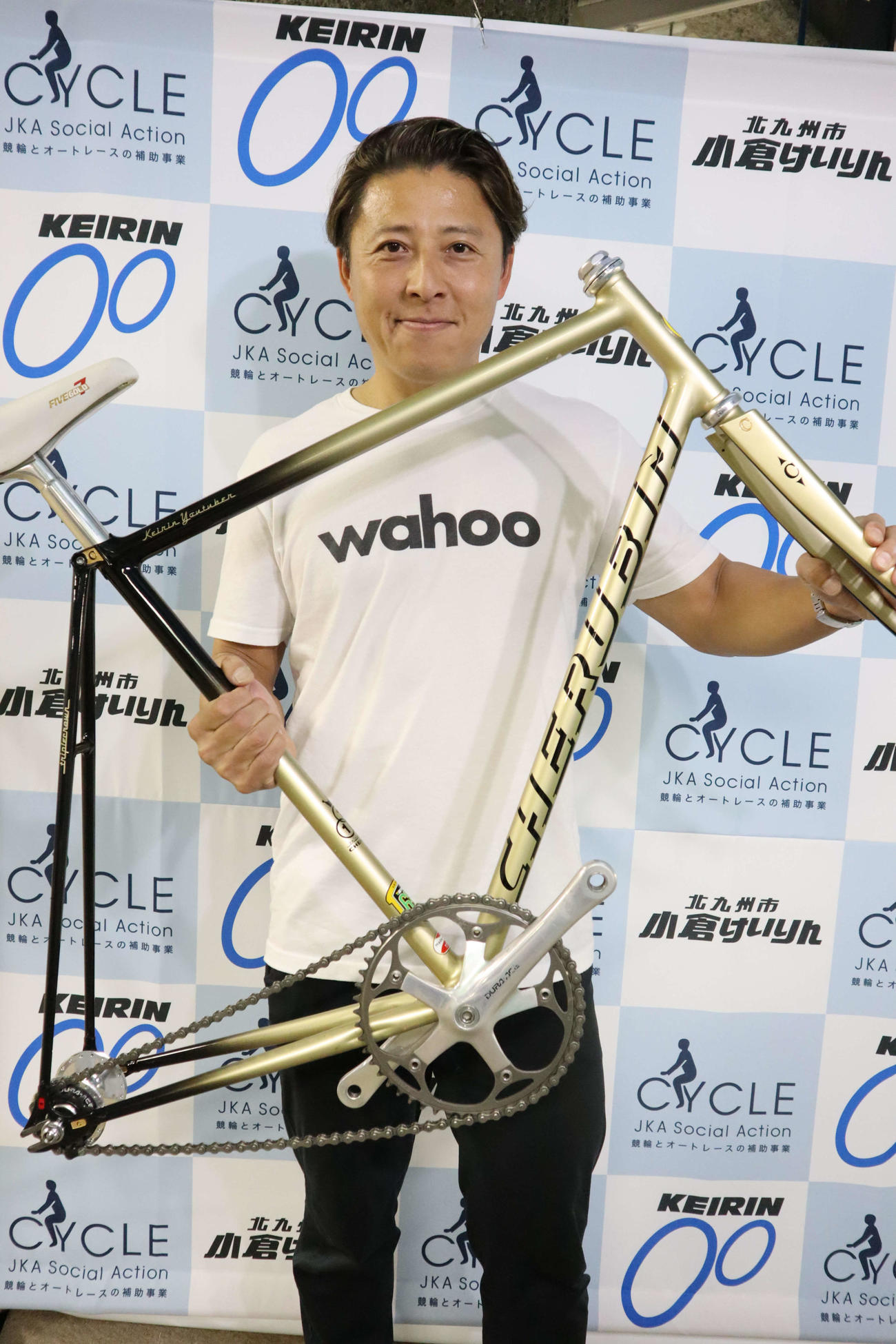 守谷陽介は自慢の新車を手に誇らしげ