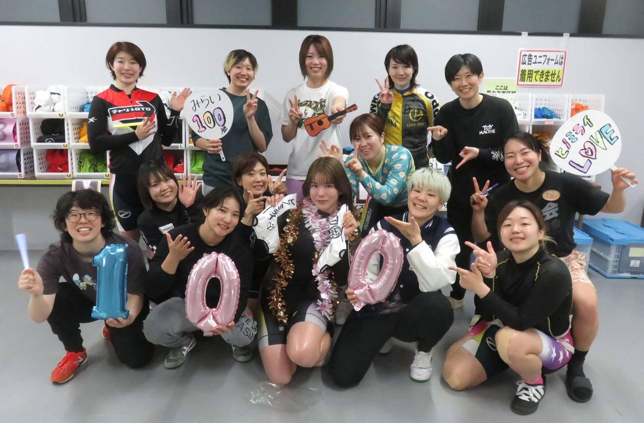 2日目が終了してひとまずノーサイド。通算100勝達成の日野未来（下段中央）が参加ガールズより祝福される（撮影・野島成浩）