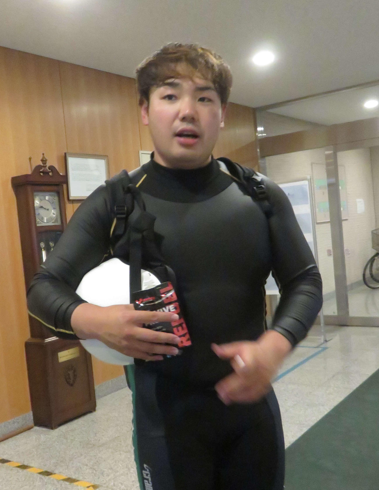 安達隆己が故渡辺藤男さんの冥福を祈りながら奮起を誓う（撮影・野島成浩）