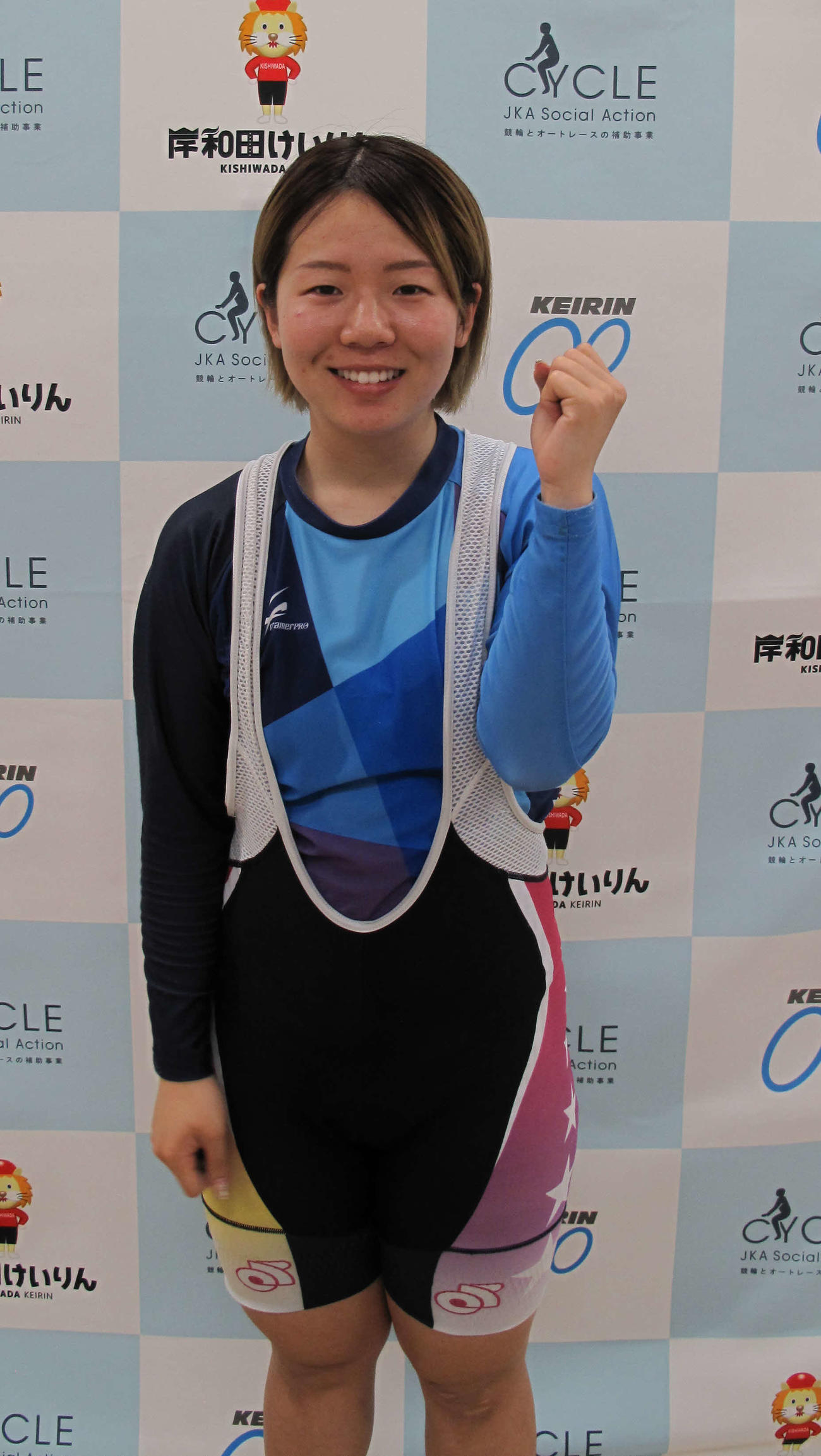 地元の吉田りんごが予選で初の1着を決めて笑顔でガッツポーズ（撮影：和田年弘）