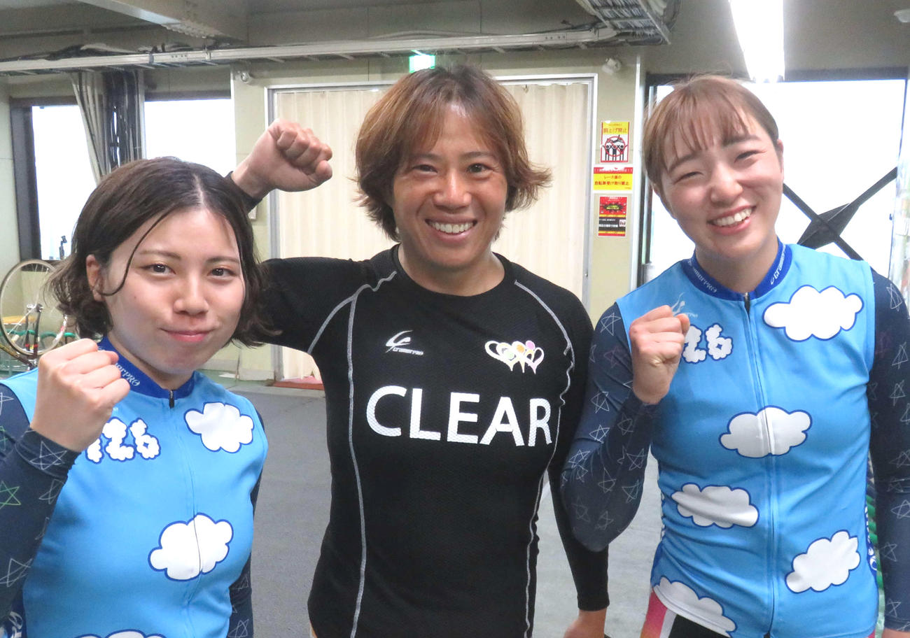 加瀬加奈子（中央）が本格デビュー初戦の豊田美香（左）、磯村光舞（ひらり）と健闘を誓う