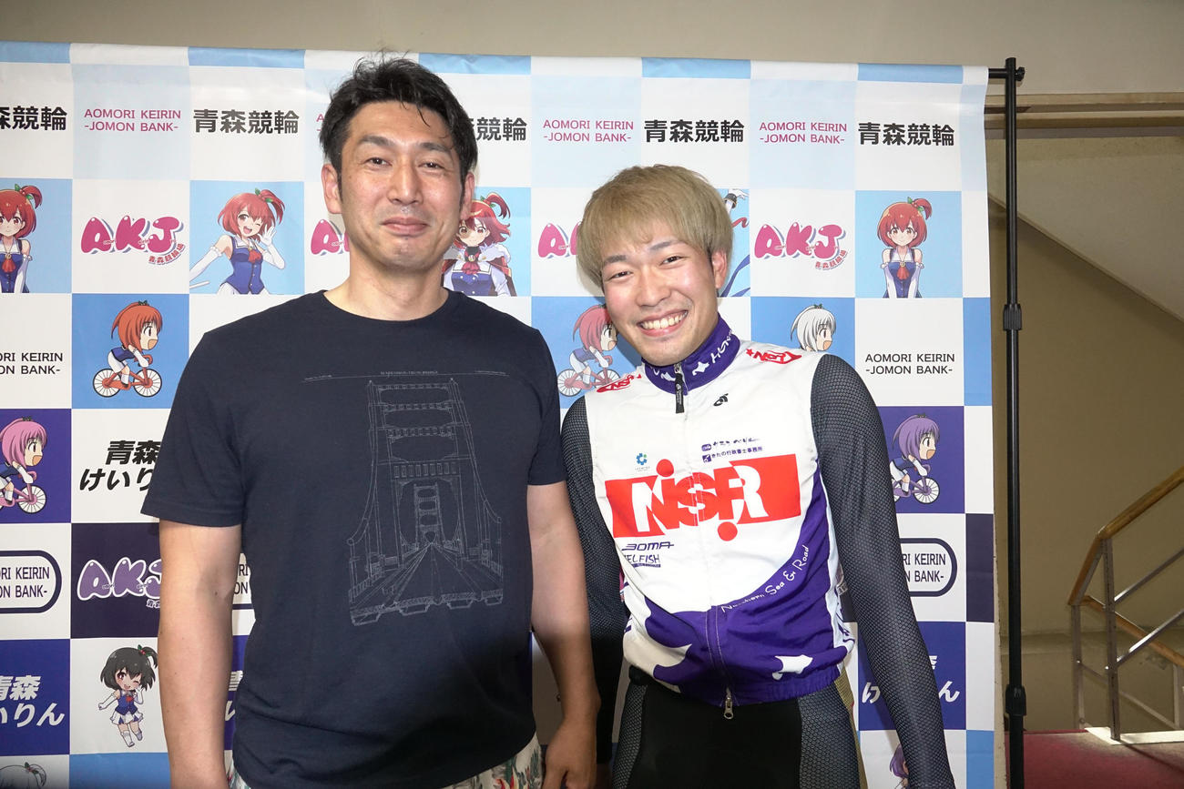 中野良（左）は頼もしいルーキー小堀敢太と一緒に記念写真に納まる