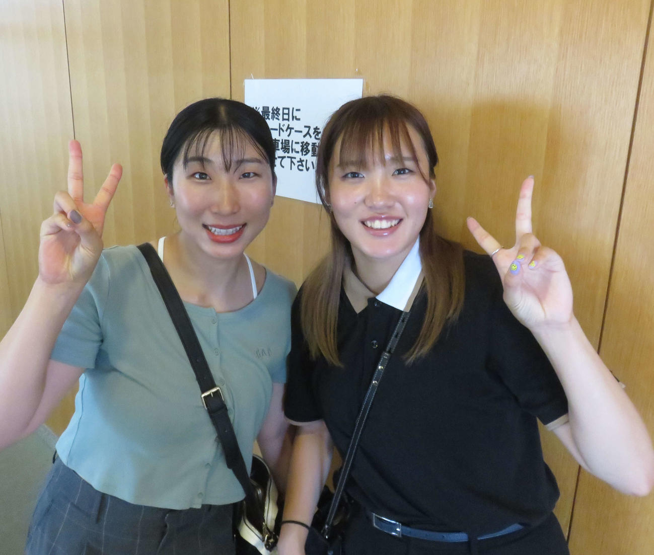 下条未悠（右）が仲良しの小林真矢香と健闘を誓う