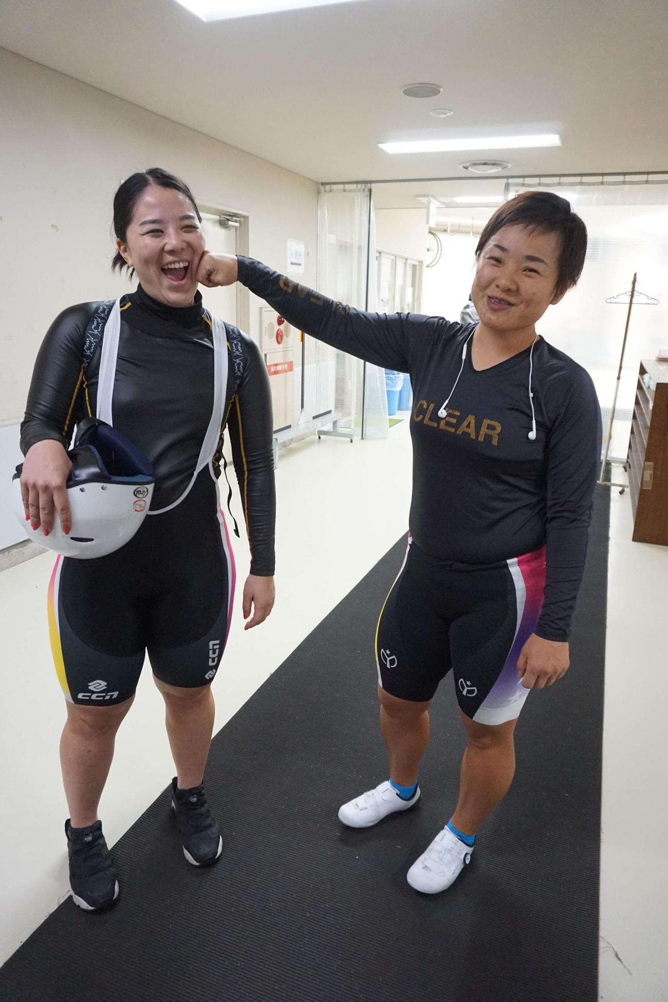 杉沢毛伊子が小林優香(左)に理不尽なクレーム？