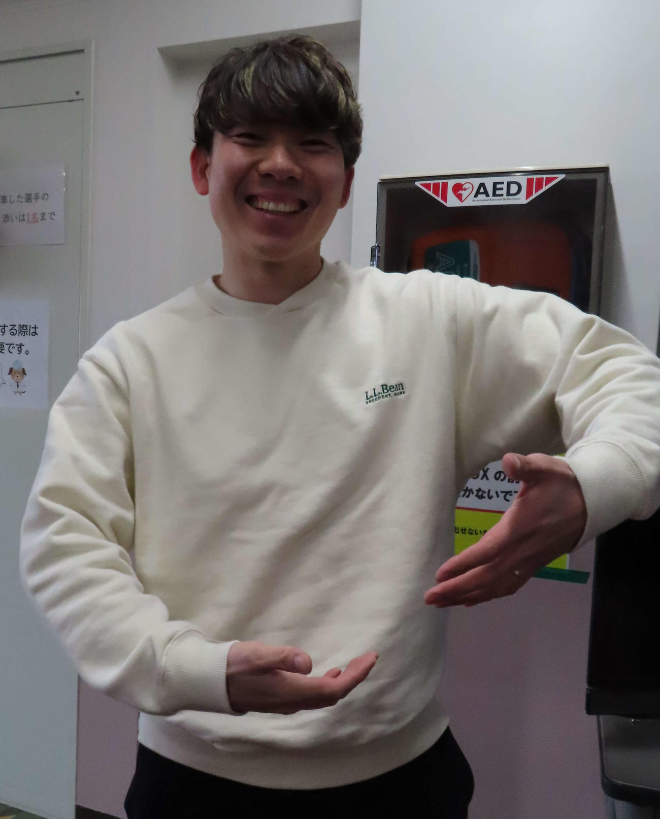 鈴木涼介が抱っこポーズを作りながら抱負を話す（撮影・野島成浩）