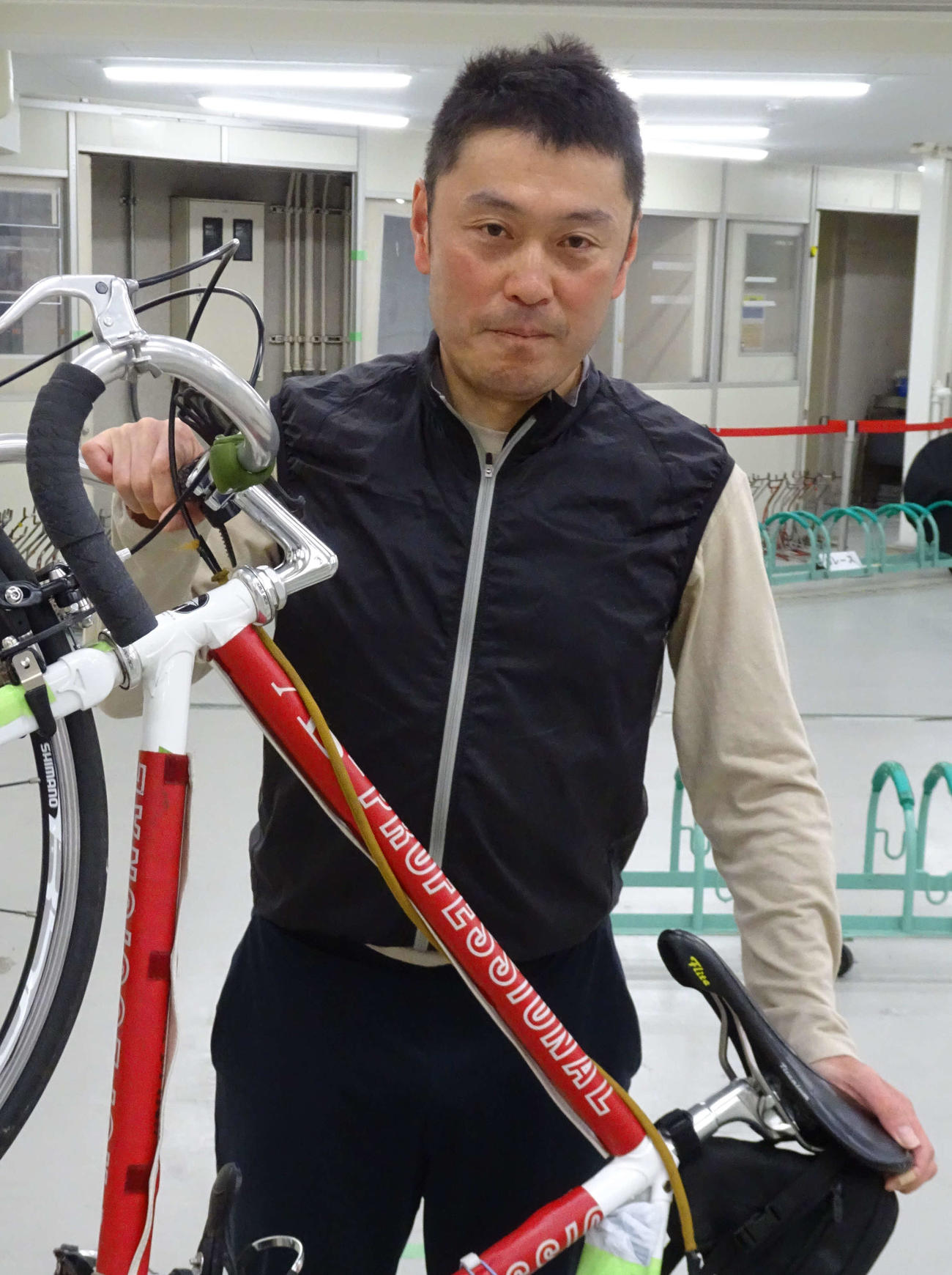 街道練習で使ったブレーキ付きのピストレーサーを手にする阿部宏之