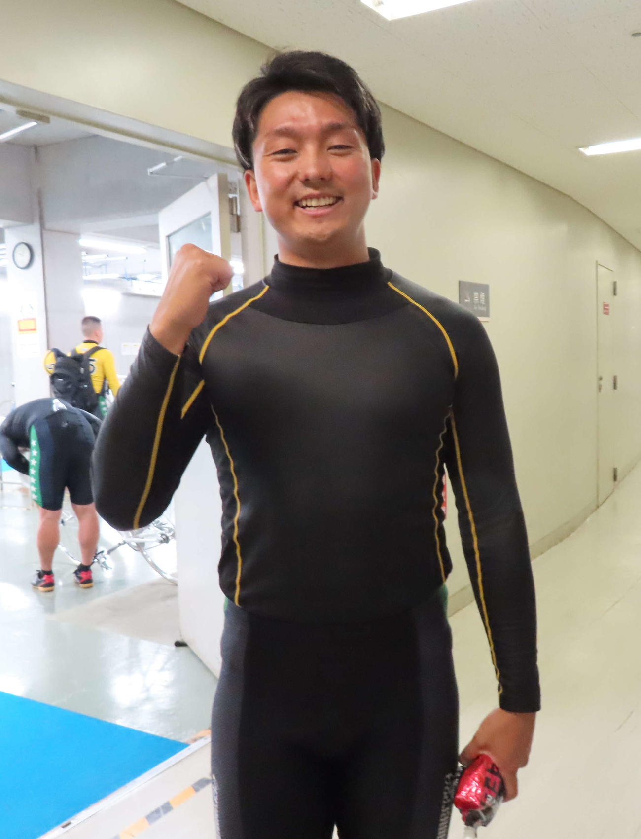 内容も満点の白星発進を喜ぶ石田拓真（撮影・野島成浩）