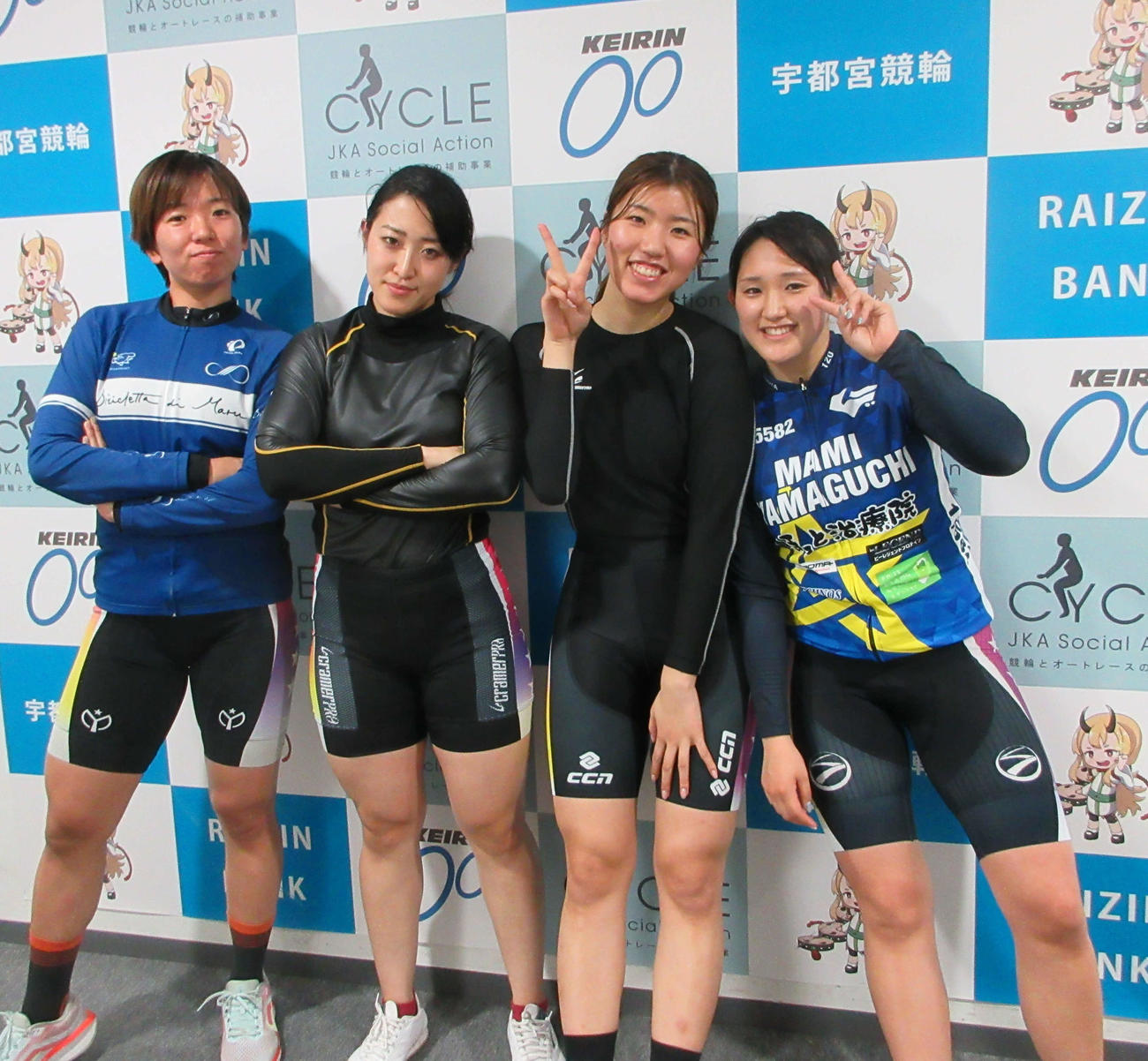 星野しほが決勝7Rに勝ち上がった同期に闘志を燃やす（左から、五味田奈穂、戸辺香奈実、谷元音羽、星野）（撮影：和田年弘）