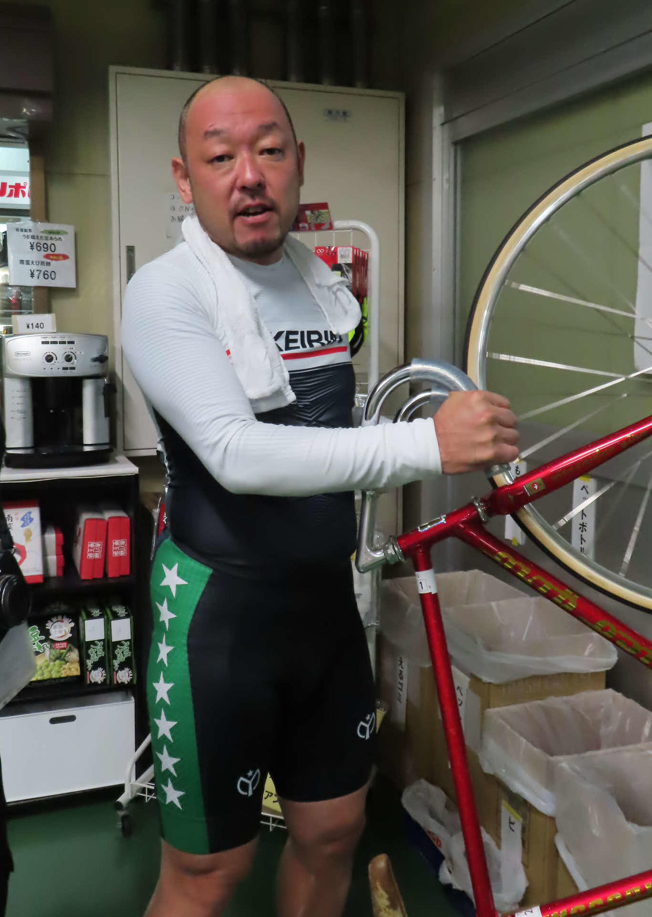 逃げ切った予選2Rを振り返る勝俣亮（撮影・野島成浩）