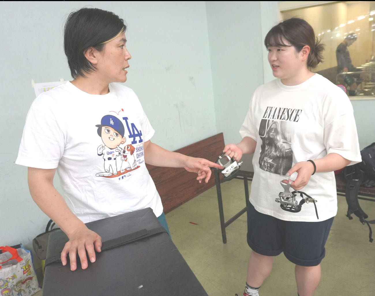 対照的なTシャツ姿の奥井迪（左）と尾方真生