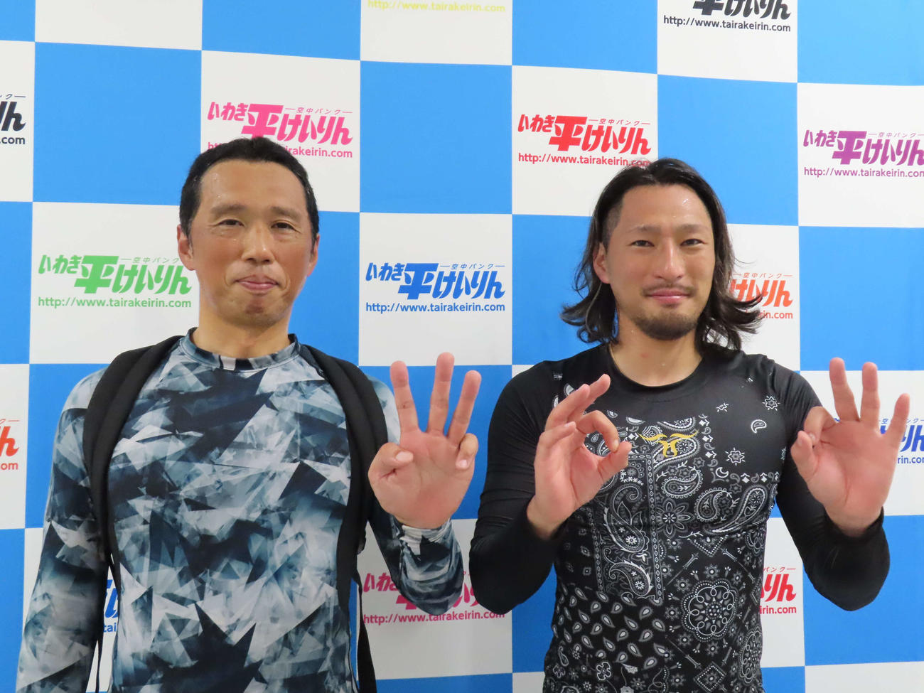 節目の300勝を達成した荒木真慈（左）は前を任せた吉田悟と「300」を作る