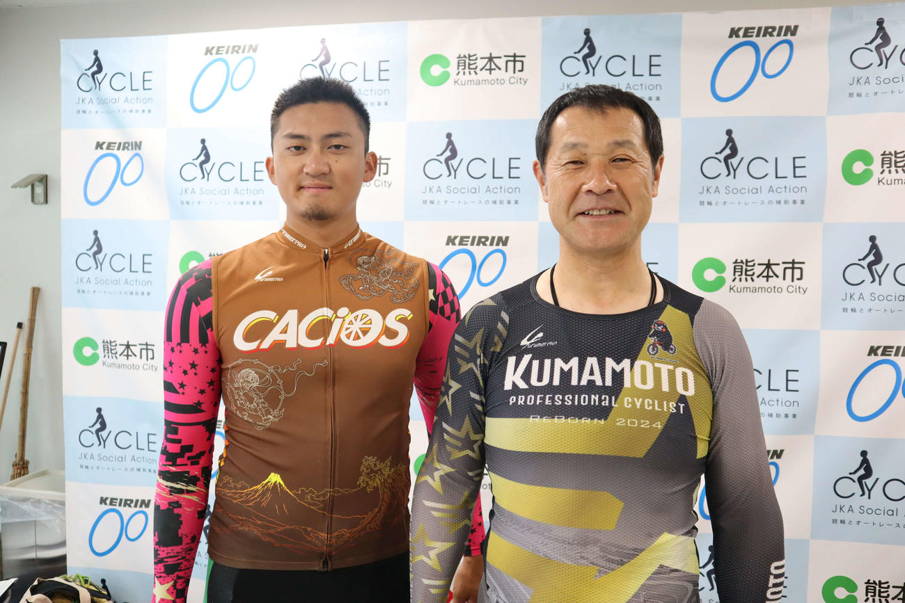 佐藤魁皇が倉岡慎太郎（右）と師弟あっせんに燃える（撮影・音無剛）