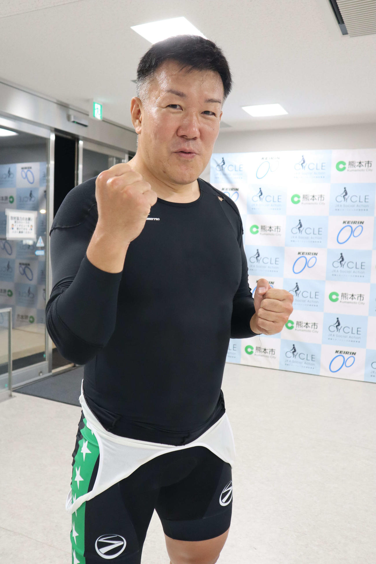 原清孝は「最近また始めた」というボクシングポースで1着を喜ぶ（撮影・音無剛）