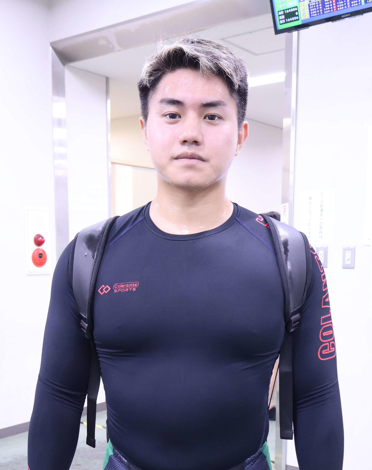 1R快勝の村瀬大和が晩ご飯の食べ過ぎを反省した（撮影・山田敏明）