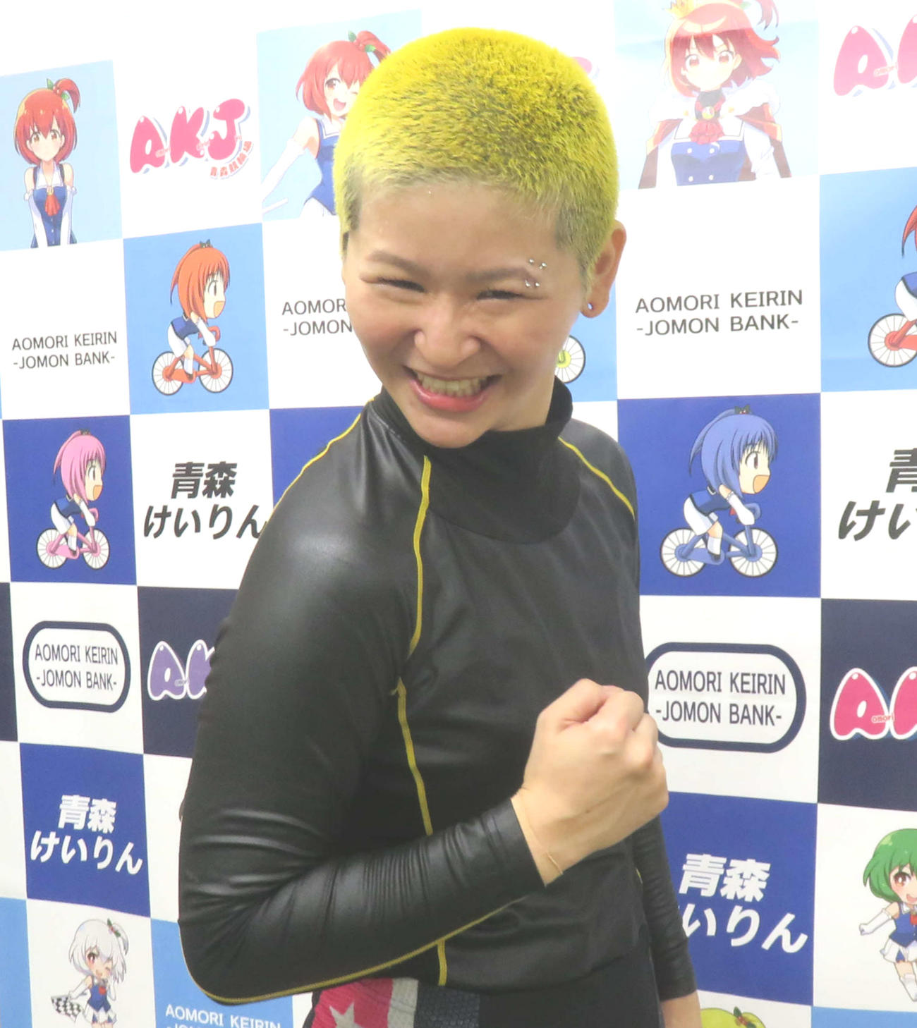 気合のポーズで決勝進出を誓う山口優依